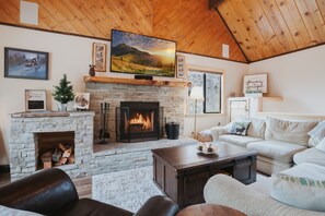 Smart TV y chimenea 