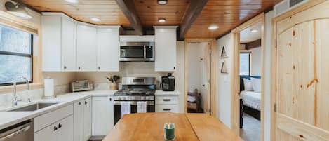 雪櫃、微波爐、焗爐、爐具