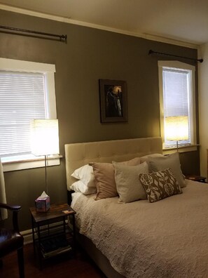 2 bedrooms, iron/ironing board, WiFi, bed sheets - Spacious 2BR, this hidden gem combines vintage allure with urban flair! (Chicago)