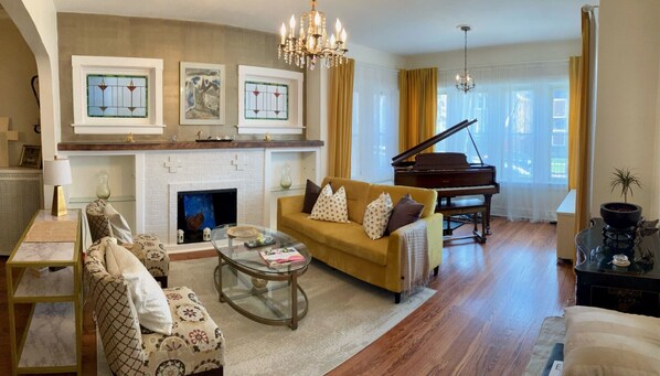 Living area - Spacious 2BR, this hidden gem combines vintage allure with urban flair! (Chicago)