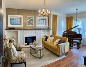 Living area - Spacious 2BR, this hidden gem combines vintage allure with urban flair! (Chicago)