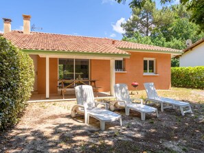 Outdoor dining - Lovely apartment in villa for 6 people with WIFI, TV, terrace and pets allowed (Saint-julien-en-born)