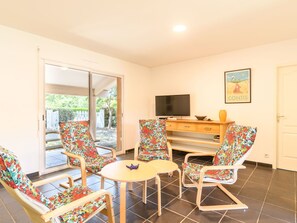 Interior - Lovely apartment in villa for 6 guests with WIFI, TV, terrace and pets allowed (Saint-julien-en-born)