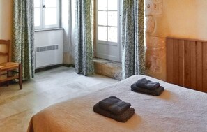 14 chambres, lit parapluie, draps fournis