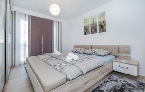 4 bedrooms, travel crib, free WiFi, bed sheets