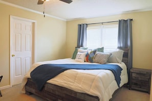 3 bedrooms, desk, iron/ironing board, travel cot - This house is a 3 bedroom(s), 2.5 bathrooms, located in High Point, NC. (High Point)