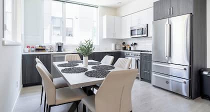 Modern Tri-Level Townhouse m/s Downtown, UW