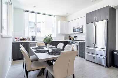 Modern Tri-Level Townhouse m/s Downtown, UW