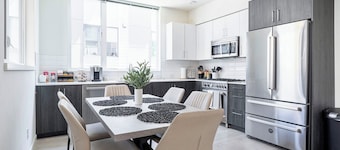 Modern Tri-Level Townhouse m/s Downtown, UW