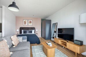 Tabla de planchar con plancha, wifi y ropa de cama 