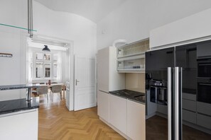 Een koelkast, een microgolfoven, een oven, een kookplaat