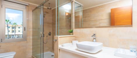 Shower, hair dryer, bidet, towels