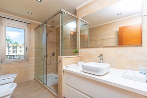 Dusche, Haartrockner, Bidet, Handtücher