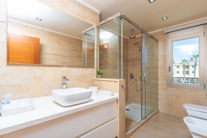 Dusche, Haartrockner, Bidet, HandtĂŒcher