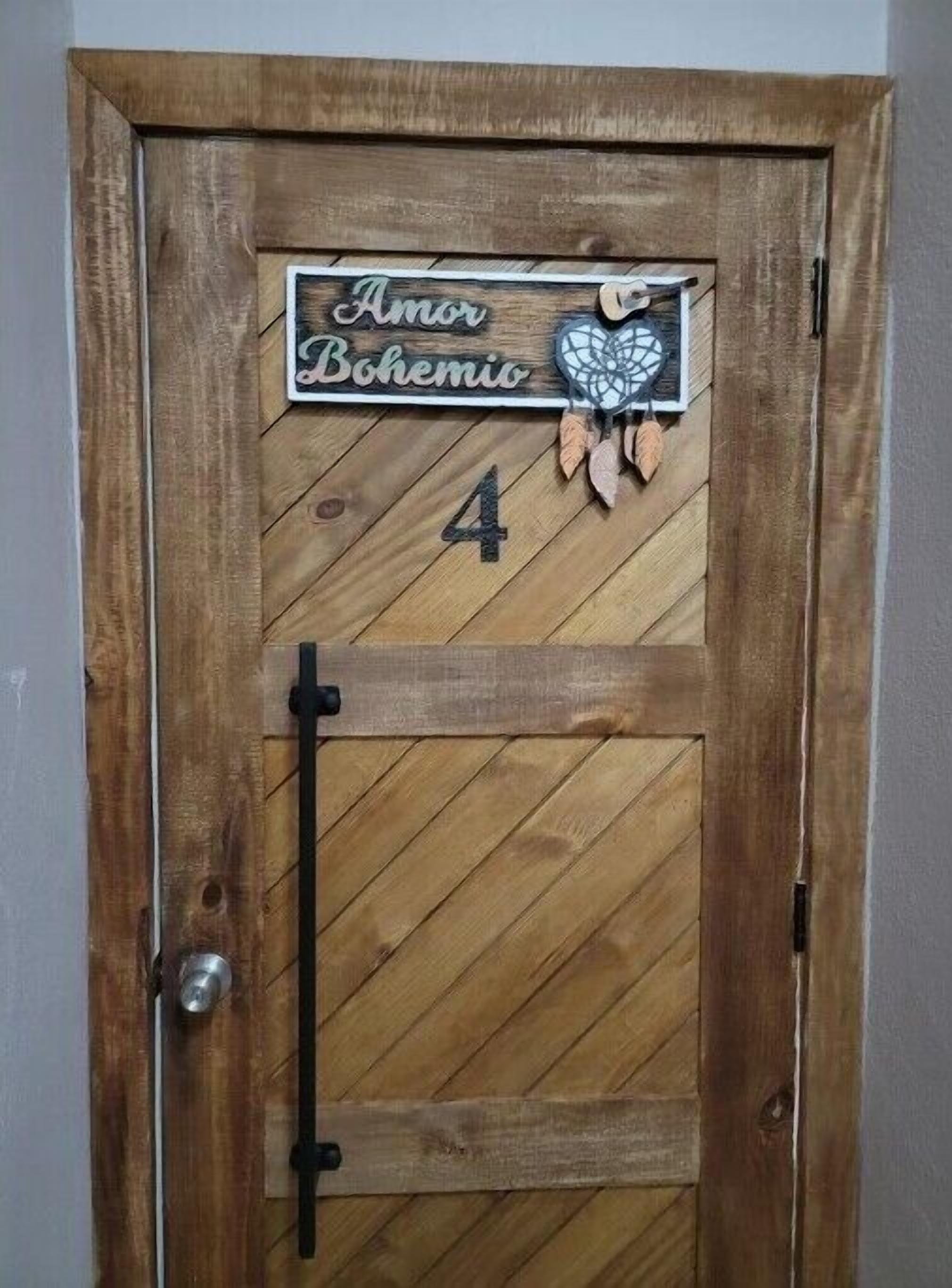 Una puerta de madera con un letrero que dice 'Amor Bohemian' y el número 4.