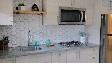 Frigorífico, microondas, placa de cocina y cafetera o tetera