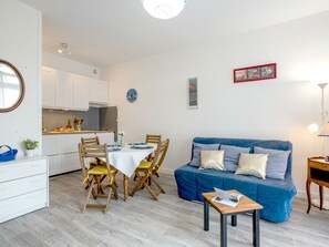 TV - Nice apartment for 2 guests with WIFI, TV and terrace (La Trinité-sur-mer)