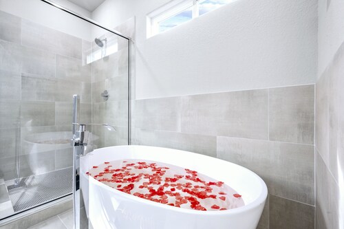FREE NIGHT! Sleeps 16, Private Pool, Hot Tub