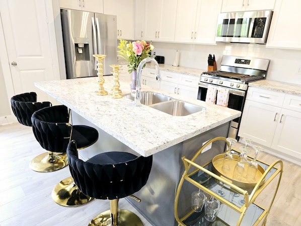 Kjøleskap, mikrobølgeovn, ovn og kokeplater