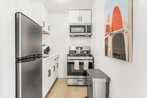 Kjøleskap, mikrobølgeovn, ovn og kokeplater