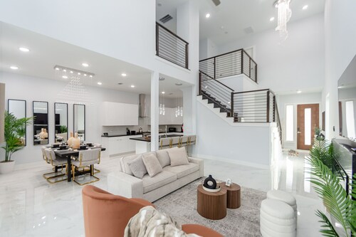 Stunning home away from home! Only 15 minutes from Downtown Houston