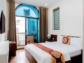 Habitación doble superior, 1 cama King size, balcón, vista a la ciudad | Ropa de cama de alta calidad, camas con efecto memoria y minibar 