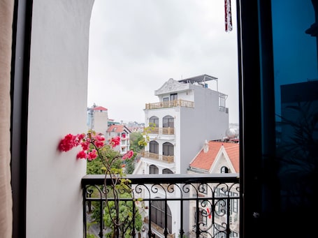 Habitación doble superior, 1 cama de matrimonio grande, balcón, vistas a la ciudad | Balcón. Phuong Nam Luxury Hotel Long Bien