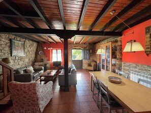 TV, fireplace, books - Casa Lula 1 Pendueles Llanes (Pendueles)