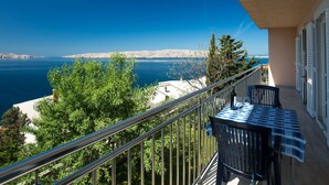 A balcony with a view of the sea and distant mountains. - Cosy apartment for 4 people with A/C, WIFI, TV and terrace (Senj)