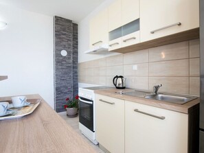 Oven - Nice apartment for 3 guests with A/C, WIFI, TV and balcony (Senj)