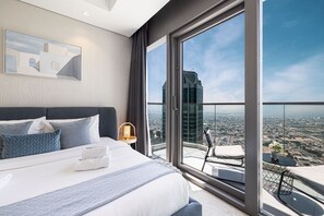 2 soverom, skrivebord, strykejern/-brett og reiseseng for barn