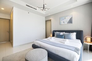 Schreibtisch, Bügeleisen/Bügelbrett, Reisekinderbett, WLAN