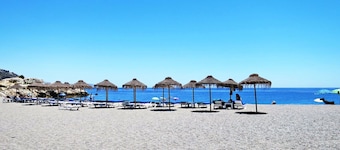 Stunning private villa for 6 people with WIFI, TV, patio, pets allowed and parking