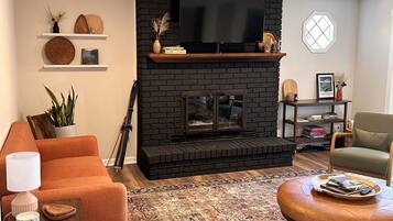Smart TV, fireplace, books, music library