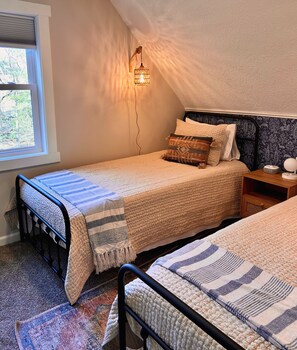 3 habitaciones, tabla de planchar con plancha y cuna de viaje