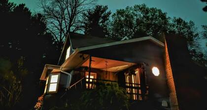 The Trimbelle Cottage: Secluded Riverside Retreat on 7 acres, with Hot Tub!
