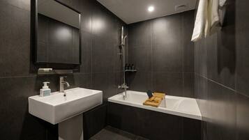 Jubah mandi, sandal, dan handuk