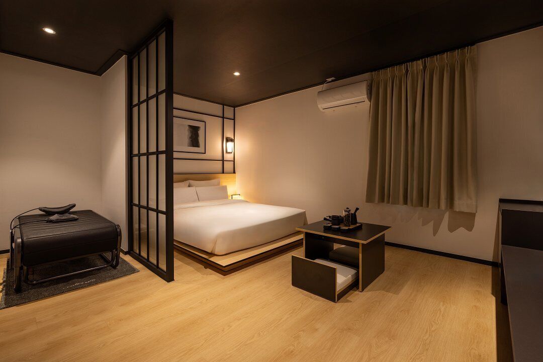 웰니스 (세라젬) | 고급 침구, 책상, 노트북 작업 공간, 무료 WiFi