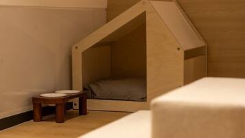Pet | 1 bedroom, premium bedding, desk, laptop workspace