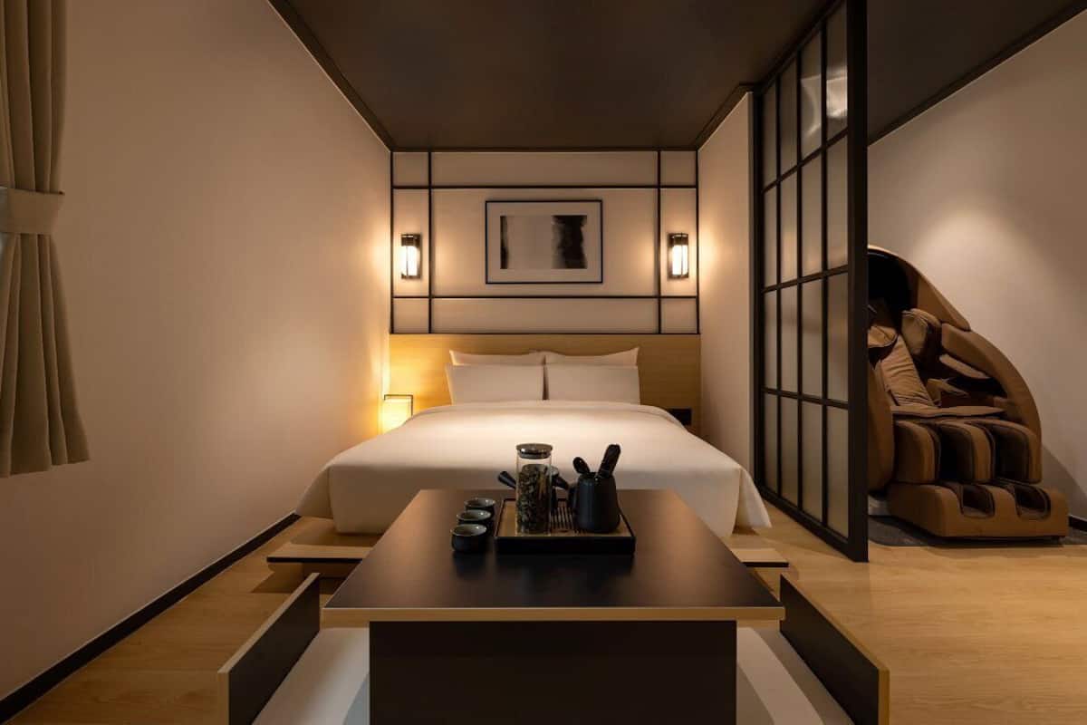 Kamer (Wellness - Massage Chair) | 1 slaapkamer, luxe beddengoed, een bureau, een laptopwerkplek