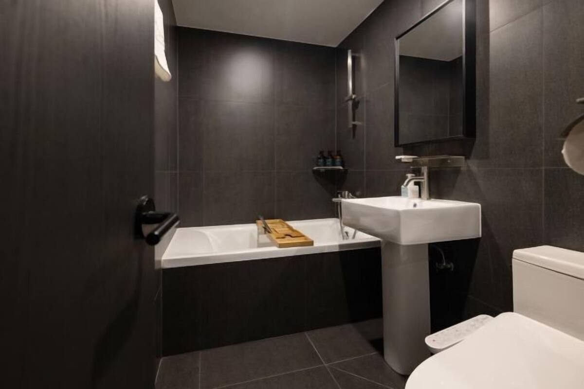 Albornoces, zapatillas y toallas