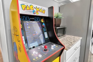 Games room - MelaNation!  2BD / 2BA Near NRG/HOU/Rodeo, MelaNation! 2BD / 2BA Near NRG/HOU/Rodeo (Houston)