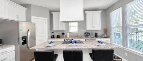 Køleskab, mikrobølgeovn, ovn, kogeplade