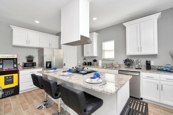 Fridge, microwave, oven, stovetop - MelaNation! 2BD / 2BA Near NRG/HOU/Rodeo, MelaNation! 2BD / 2BA Near NRG/HOU/Rodeo (Houston)