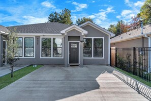 Exterior - MelaNation! 2BD / 2BA Near NRG/HOU/Rodeo, MelaNation! 2BD / 2BA Near NRG/HOU/Rodeo (Houston)