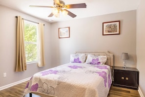 6 bedrooms, in-room safe, iron/ironing board, travel cot - 5-bedroom vacation home just 5 minutes from Palm Beach International Airport. (Haverhill)