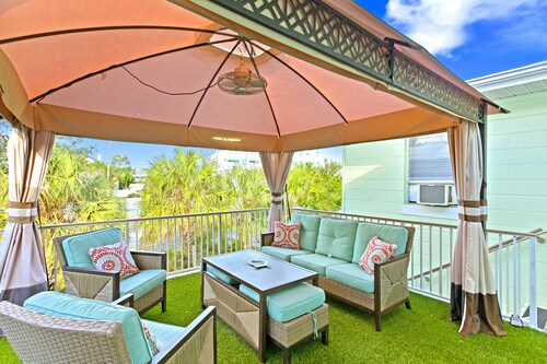 easy access to beach, large family retreat, huge outdoor area