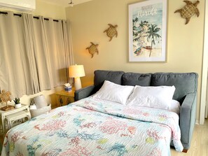 2 bedrooms, iron/ironing board, WiFi, bed sheets - easy access to beach, large family retreat, huge outdoor area (Treasure Island)