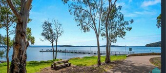 Lake Breeze - Luxury 6-Bedroom With Pool and Bushland Outlook