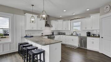 Køleskab, mikrobølgeovn, ovn, kogeplade